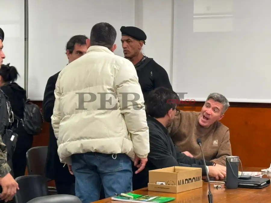 De espaldas Ayala y sentado Walter Pasko