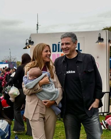 María Belén Ludueña junto a Vito y Jorge Macri