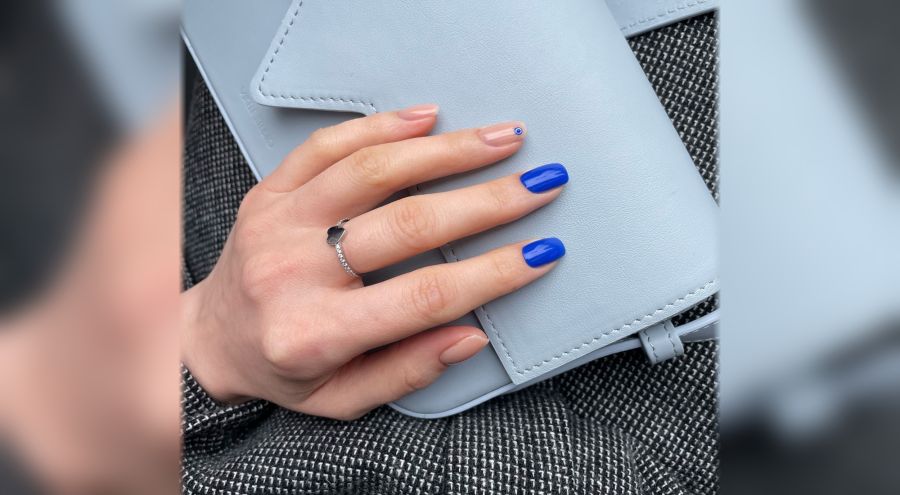Uñas azul cobalto