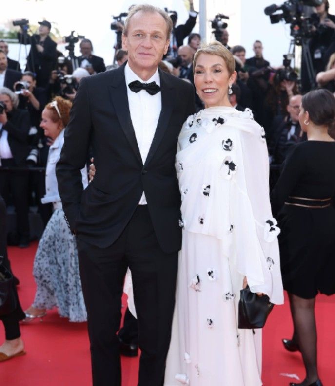 El productor de cine francés Nicolas Altmayer y la directora de relaciones públicas de Dior Couture, Mathilde Favier en la alfombra roja de Cannes