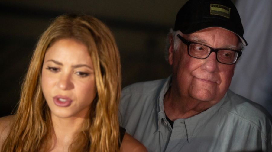 Shakira y el empresario estadounidense Howard Buffett frente a los medios de comunicación tras visitar las zonas devastadas por un terremoto de 7,4 grados en Quibdó, Colombia, el 17 de agosto de 2026