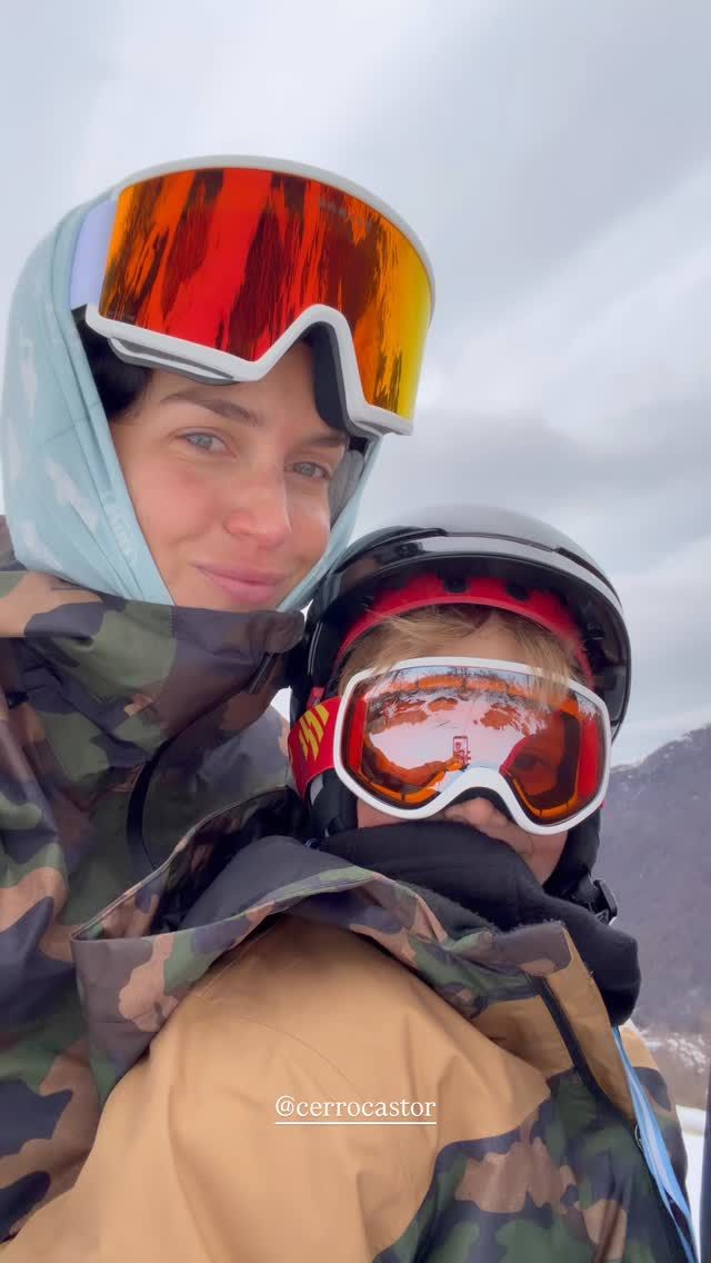 Zaira Nara y su hijo Viggo en Cerro Castor