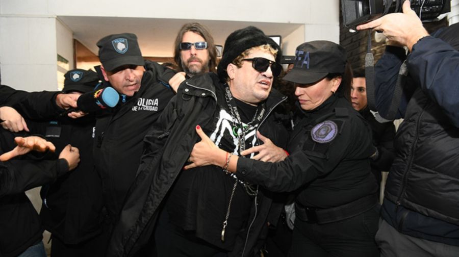 Cristian Pity Álvarez al ingresar a los tribunales de la calle Paraguay al 1500