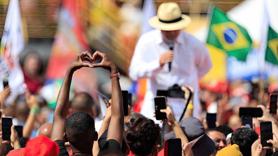 Fotogaleria Un simpatizante del presidente y candidato presidencial de Brasil, Luiz Inácio Lula da Silva, gesticula durante un mitin de campaña en Brasil