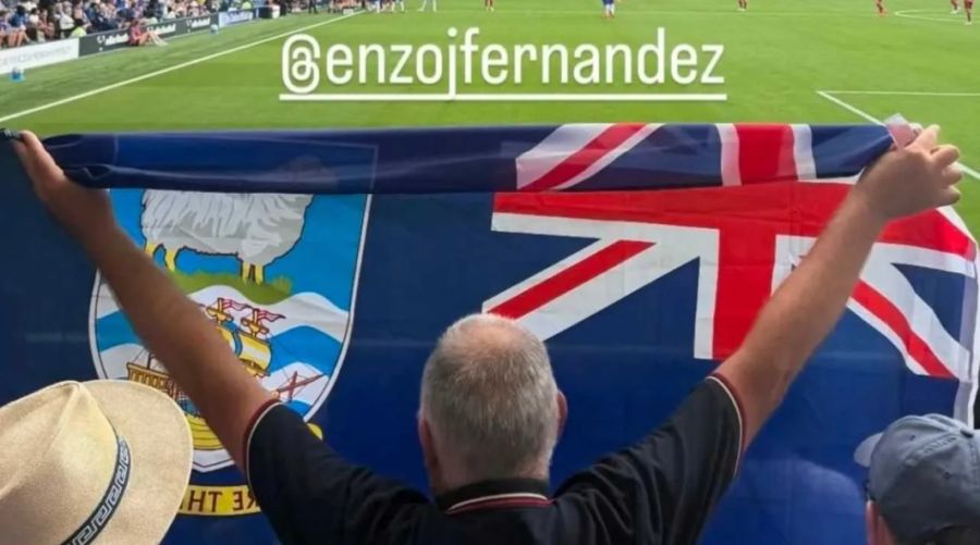 Un hincha de Chelsea mostró una bandera británica de Malvinas