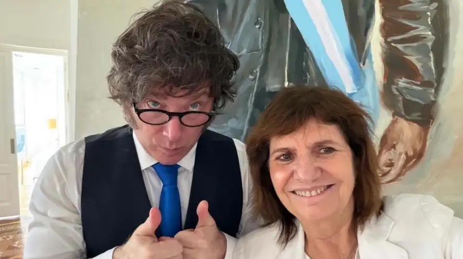 Con la dupla Milei. La jefa de senadores libertarios continúa exhibiendo disconformidad.