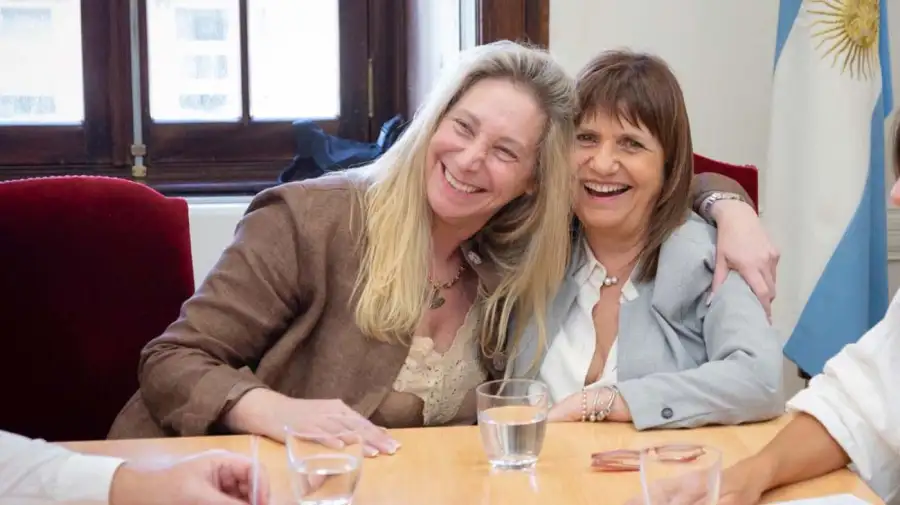 Con la dupla Milei. La jefa de senadores libertarios continúa exhibiendo disconformidad.