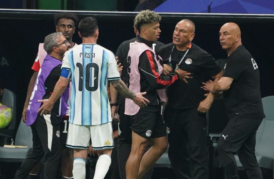 Ibrahim Hassan le quiso pegar a Messi