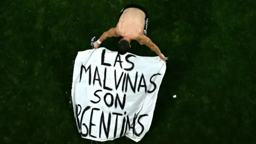 Los jugadores argentinos muestran una pancarta en la que se lee Las Malvinas son Argentina, tras ganar el partido de semifinales del Mundial de fútbol de 2026 entre Inglaterra y Argentina