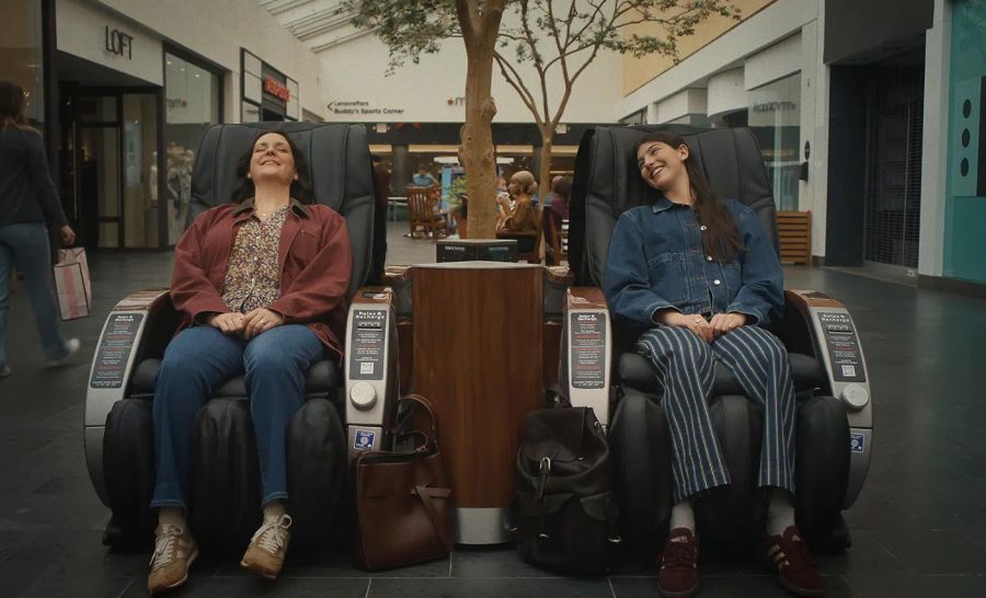Sunny Sandler como Sophie y Melanie Lynskey como Elizabeth en No digas buena suerte