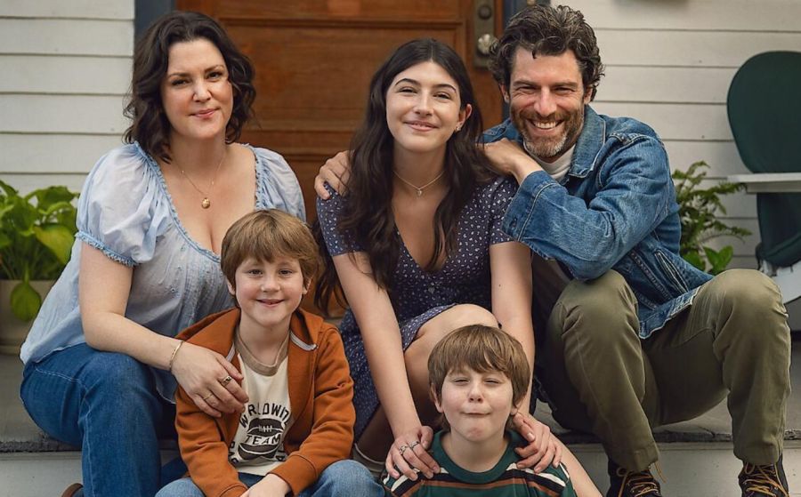 y Melanie Lynskey , Sunny Sandler, Max Greenfield y los gemelos Matan M. Friedman y Eitan O. Friedman