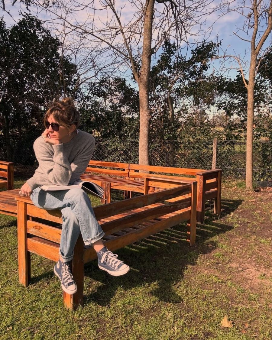 El look casual chic de Mora Calabrese para un día de campo