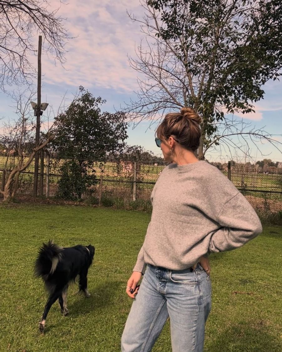 El look casual chic de Mora Calabrese para un día de campo