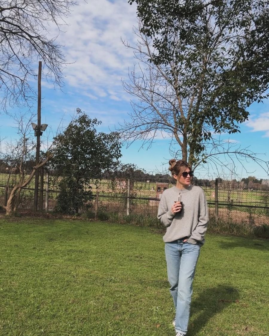 El look casual chic de Mora Calabrese para un día de campo