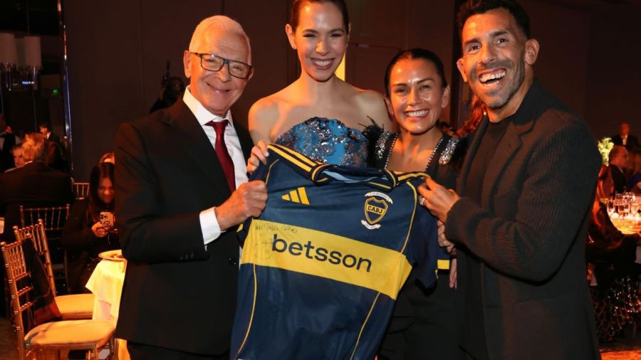 EDUARDO COSTANTINI ELINA Y LOS TEVEZ CON LA REMERA FIRMADA POR EL QUE QUEDO PARA LOS COSTANTINI 