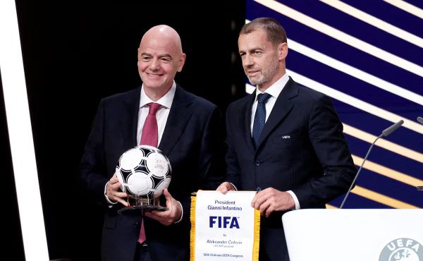 El presidente de la UEFA, Aleksander Ceferin, junto al titular de la FIFA, Gianni Infantino