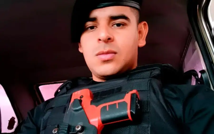 POLICIA DETENIDO