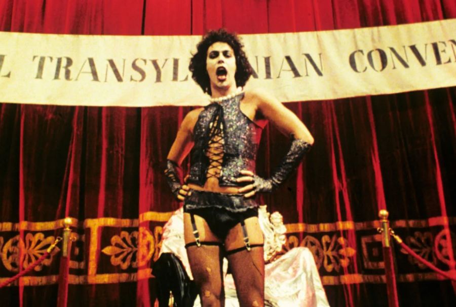 Tim Curry como el Dr. Frank-N-Furter, el dulce travesti de la Transilvania transexual, en la película de culto de 1975, The Rocky Horror Picture Show
