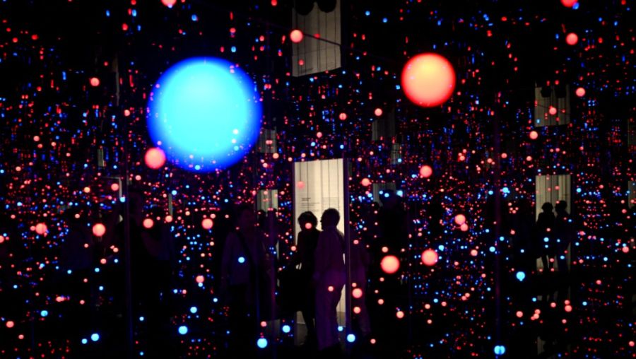 dentro de la instalación artística Gleaming Lights of the Souls, creada por la artista japonesa Yayoi Kusama en el Museo de Arte Moderno de Louisiana, en Humlebaek, Dinamarca, el 20 de marzo de 2025