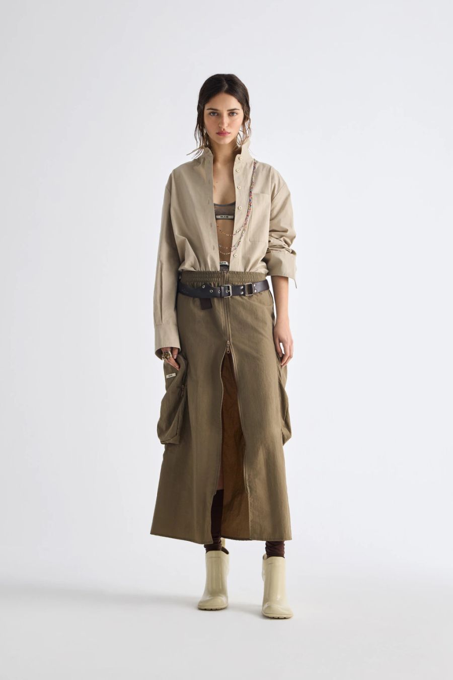 Look streetwear en mid-season 2026