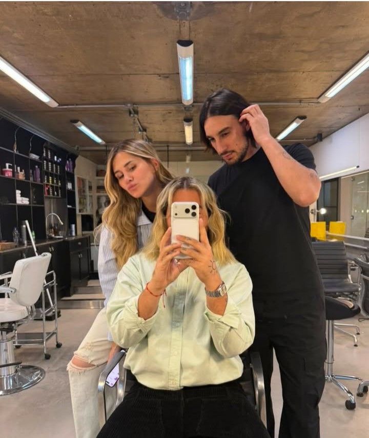 Mica Tinelli con dos amigos en la peluquería 
