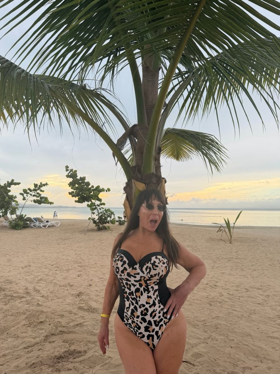 Moria Casán en la playa