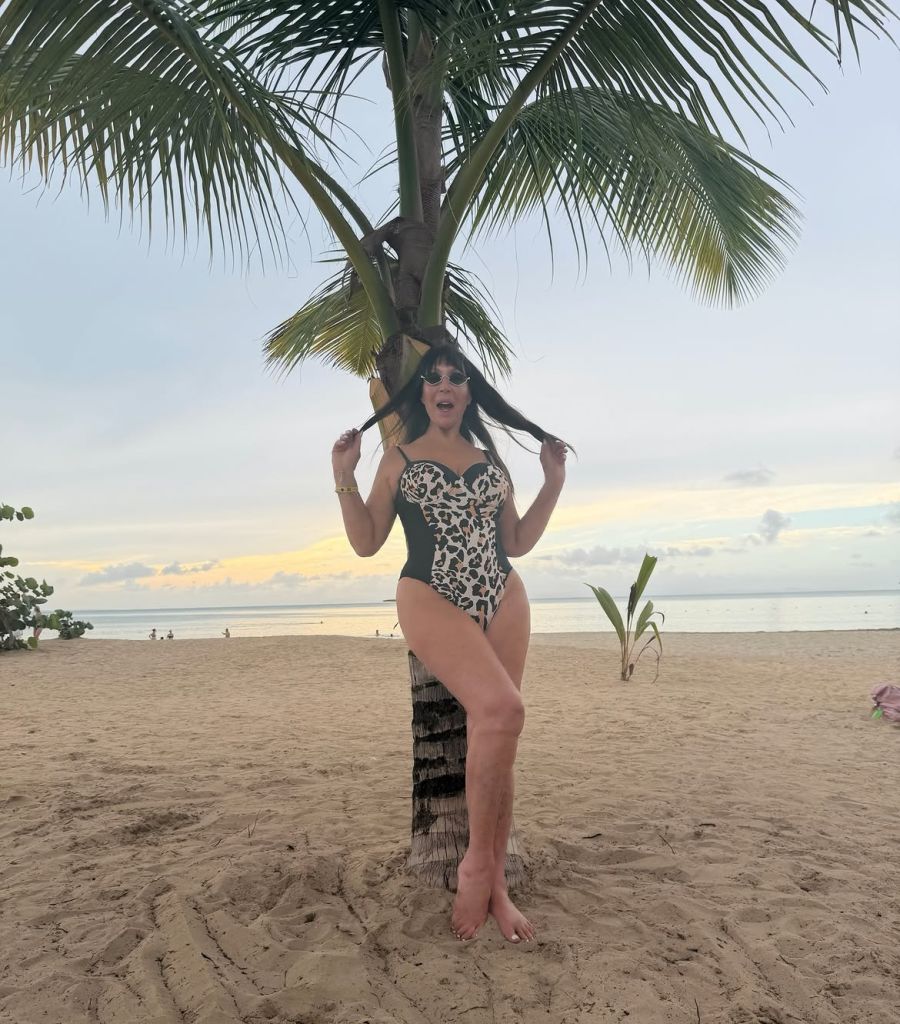 Moria Casán en la playa