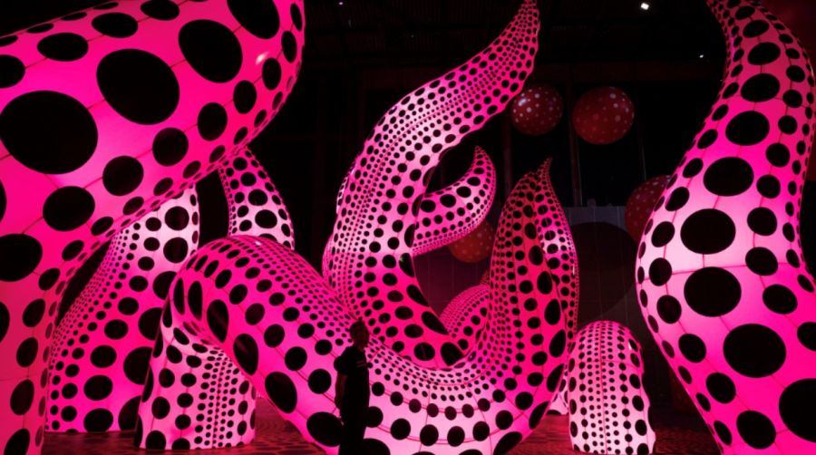 obra de arte titulada Un ramo de amor que vi en el universo, que forma parte de la exposición de la artista japonesa Yayoi Kusama titulada Tú, yo y los globos