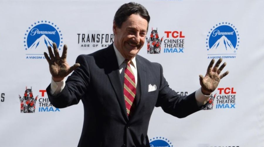 Peter Cullen fue inmortalizado en el Paseo de la Fama de Hollywood con una ceremonia de impresión en cemento frente al Grauman's Chinese Theatre (2014).jpg