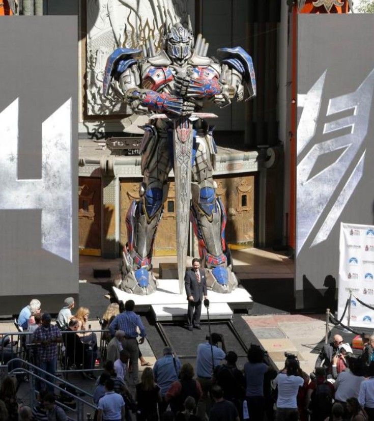 Peter Cullen fue inmortalizado en el Paseo de la Fama de Hollywood con una ceremonia de impresión en cemento frente al Grauman's Chinese Theatre