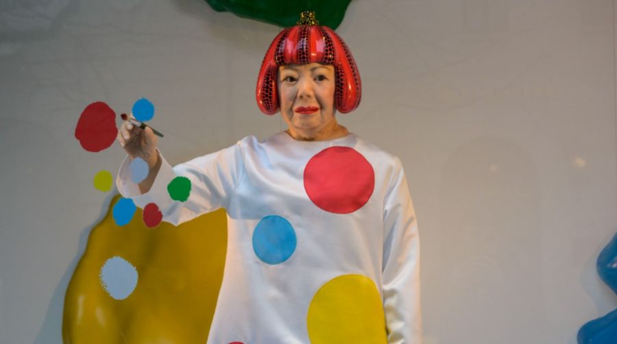 Un robot realista de la artista Yayoi Kusama pintando un escaparate se encuentra en la tienda de Louis Vuitton de la Quinta Avenida, en la ciudad de Nueva York, el 13 de enero de 2023