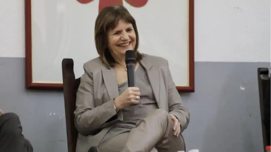 En su visita a un colegio, Patricia Bullrich propuso otorgar mayor