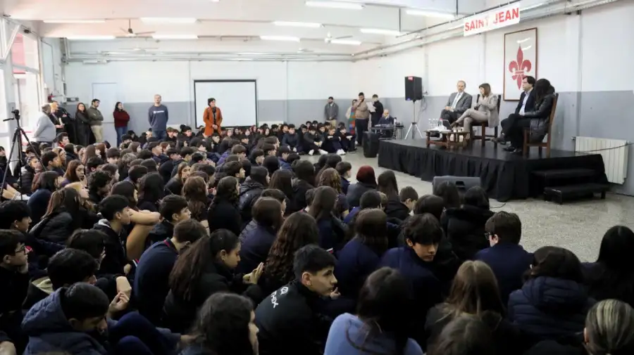 En su visita a un colegio, Patricia Bullrich propuso otorgar mayor
