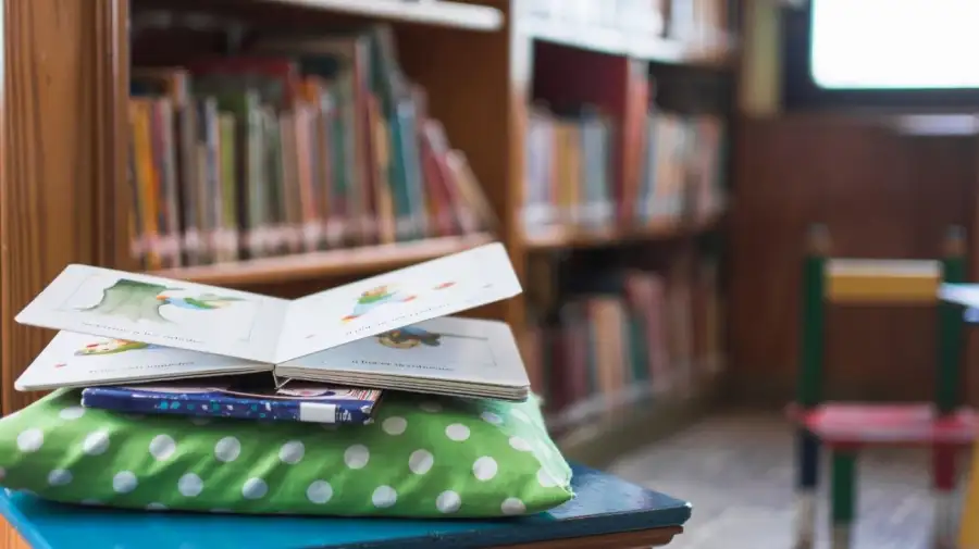 Libros infantiles en una biblioteca