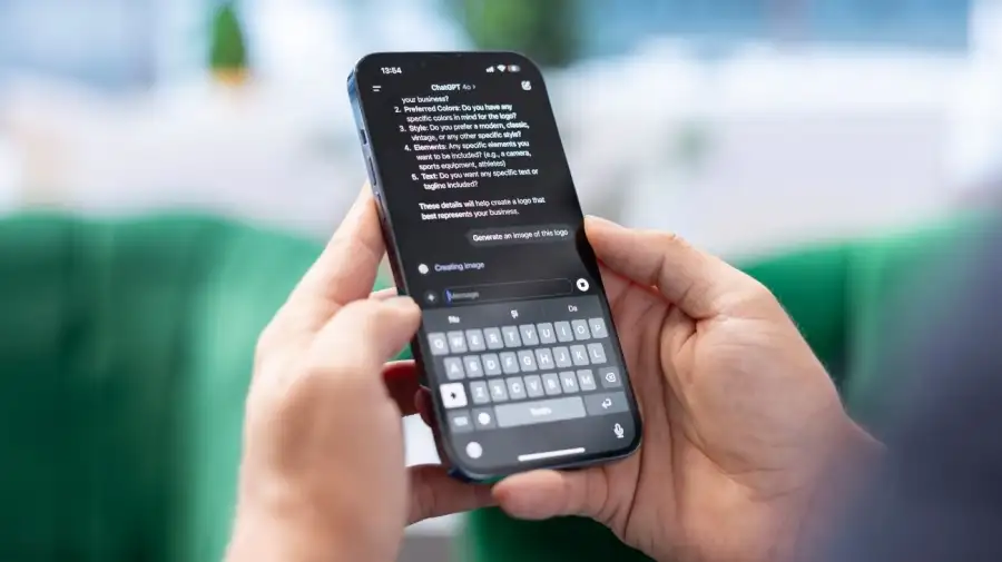 Una persona busca información con inteligencia artificial desde su teléfono