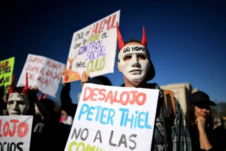 Cientos de personas protestaron frente a la casa de Peter Thiel en Buenos Aires