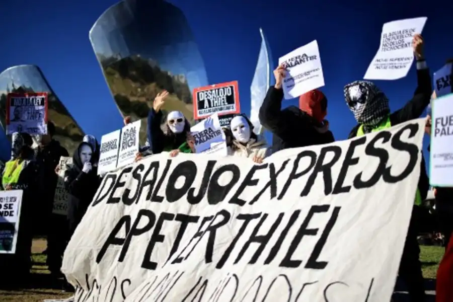 Cientos de personas protestaron frente a la casa de Peter Thiel en Buenos Aires
