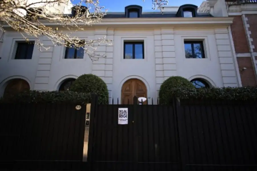 Cientos de personas protestaron frente a la casa de Peter Thiel en Buenos Aires