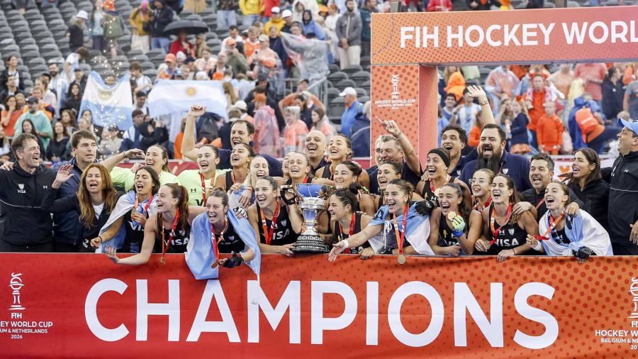 Fotogaleria Las jugadoras argentinas celebran con el trofeo en el podio tras ganar la final de la Copa Mundial Femenina de Hockey FIH 2026 entre Países Bajos y Argentina en el Estadio Wagener de Amstelveen, Países Bajos