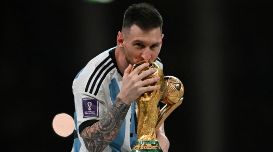 El capitán y delantero argentino n10, Lionel Messi, besa el Trofeo de la Copa Mundial de la FIFA durante la ceremonia de entrega de premios, tras la victoria de Argentina en la final del Mundial de Qatar 2022