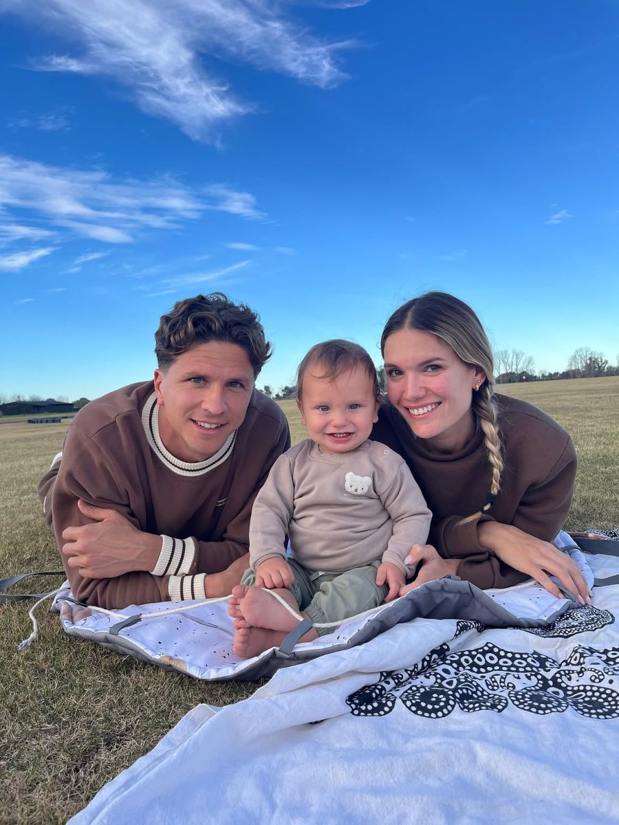 Gianluca Simeone y Eva Bargiela junto a su hijo Faustino