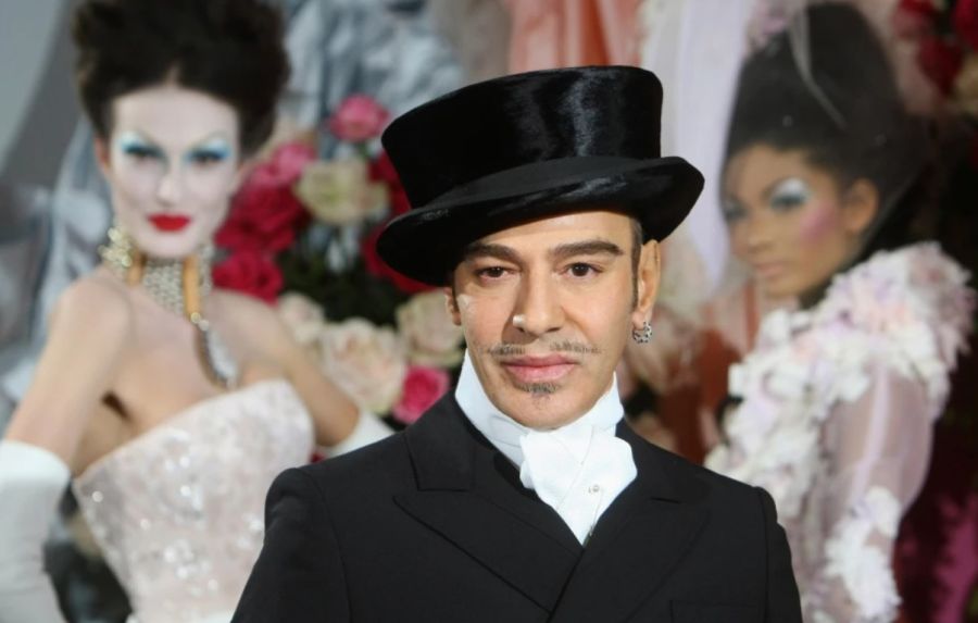 John Galliano en el final de la presentación de la colección de alta costura primavera verano 2010 de Dior