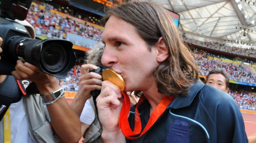 Lionel Messi besa su medalla de oro al salir del campo tras asistir a la ceremonia de entrega de medallas del torneo olímpico de fútbol masculino en el Estadio Nacional de Pekín, durante los Juegos Olímpicos de Pekín 2008