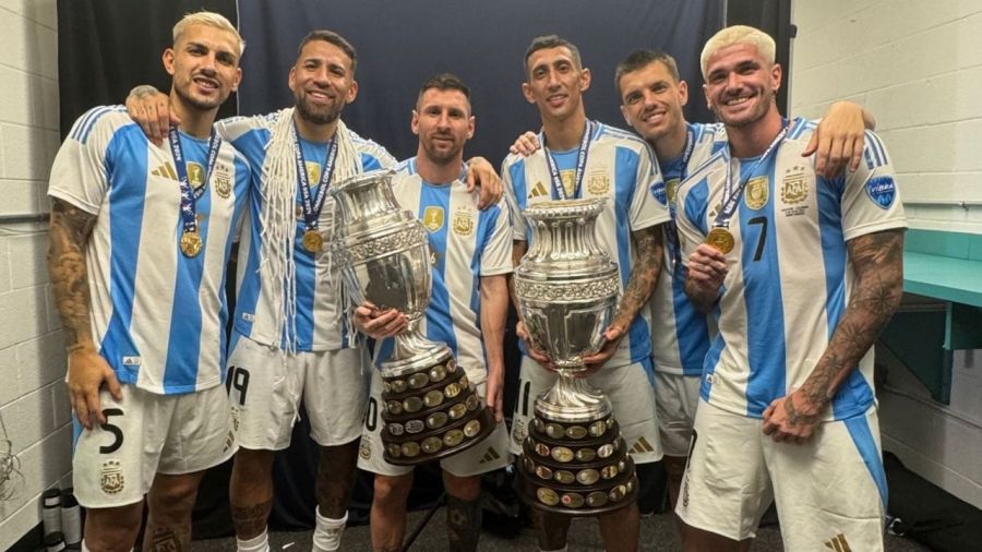 Lionel Messi con sus compañeros de la selección argentina