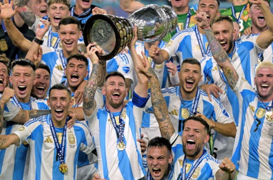 Lionel Messi, levanta el trofeo mientras celebra la victoria en la final de la Copa América 2024 de la CONMEBOL, disputada entre Argentina y Colombia en el Hard Rock Stadium, en Miami