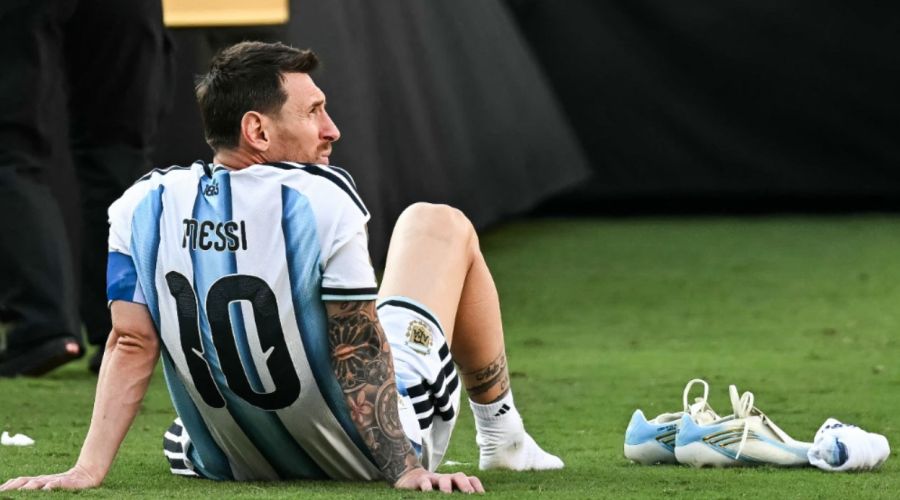 Lionel Messi tras la derrota durante la ceremonia de entrega de trofeos al término de la final del Mundial de fútbol de 2026 entre España y Argentina en el Estadio de Nueva York, el 19 de julio de 2026