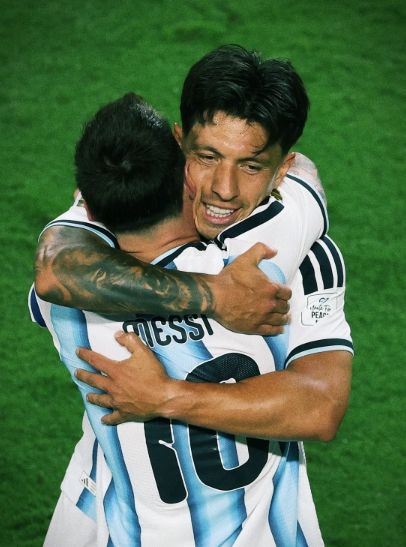 Lionel Messi y Lisandro Martínez