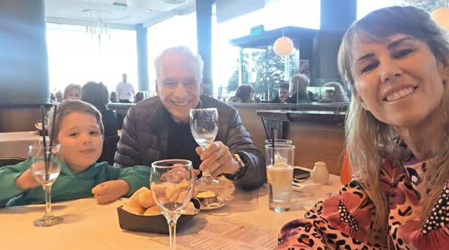 Alberto Cormillot junto a su esposa e hijo