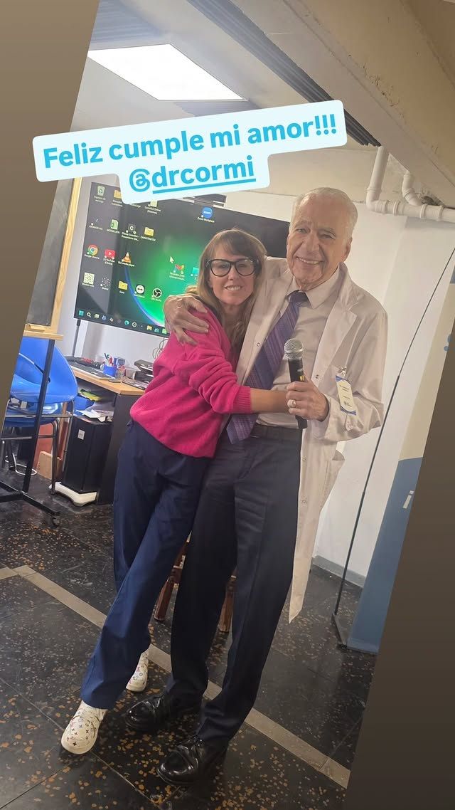 Alberto Cormillot junto a su esposa e hijo