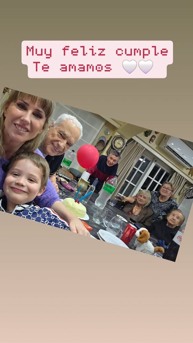 Alberto Cormillot junto a su esposa e hijo